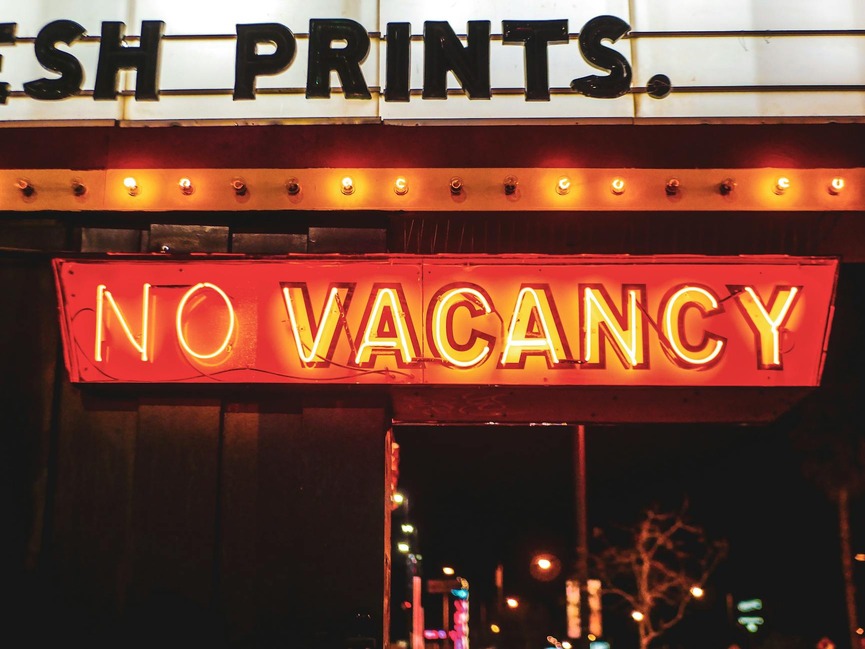 no vacancy neon light sign